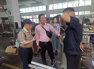 khách hàng kiểm nhận sản phẩm